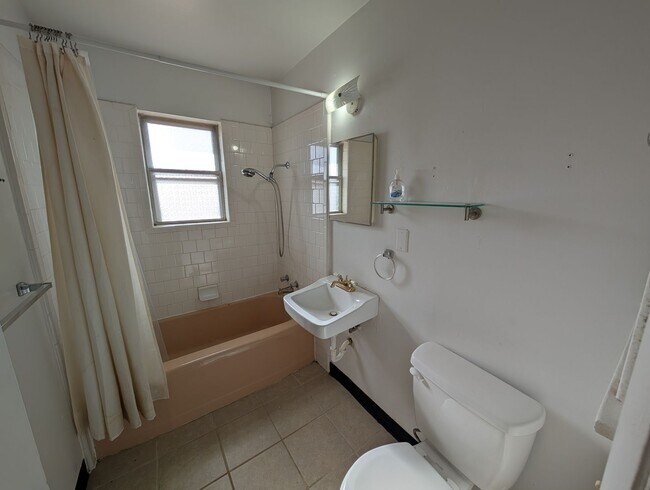 Building Photo - 2 bed, 1 bath duplex house in Edmond with central heat and air next to UCO campus