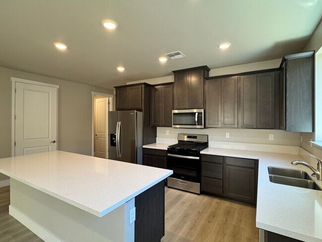 Building Photo - 4 BED | 2.5 BATH | SINGLE-STORY