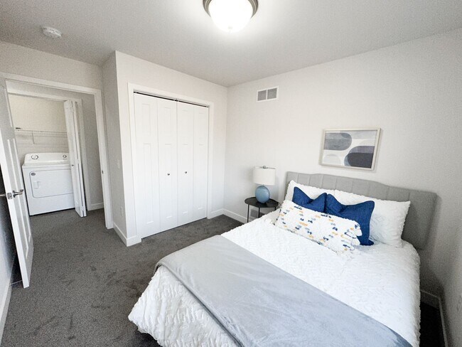 Building Photo - 3 Bed / 2.5 Bath Townhome for rent in Cottage Grove!