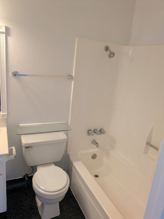 Building Photo - Beautiful Upper-Level Two-Bedroom  Two-Bat...