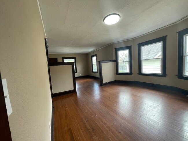 Building Photo - 710 N Poplar St