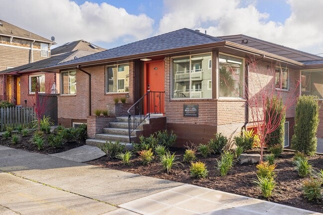 Building Photo - Newly Remodeled 3BR w/ In-Unit W/D, Private Entry & Designer Finishes – Pet Friendly!