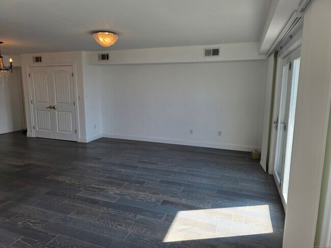 Building Photo - 215 Beach St