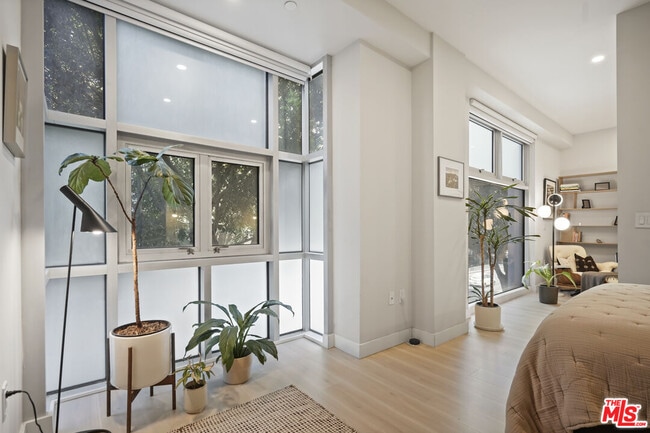 Building Photo - 630 W 6th St