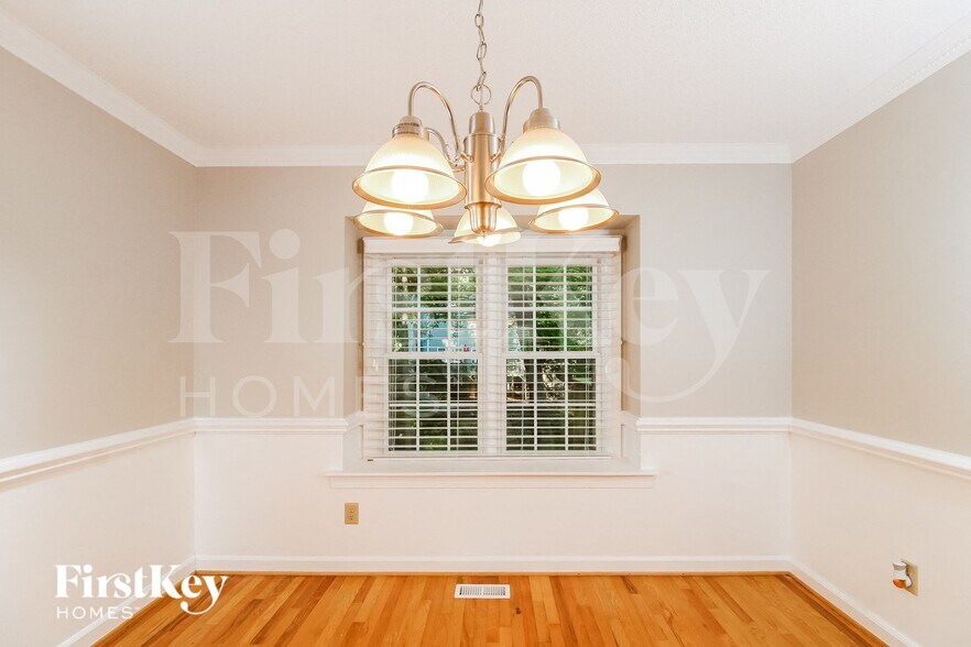 Building Photo - 402 Willow Spring Ct