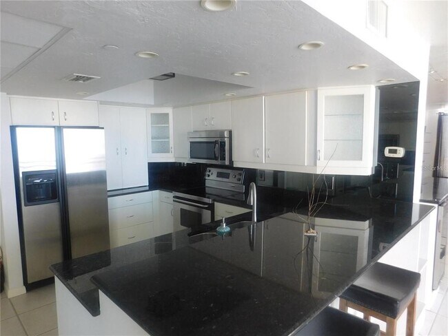 Building Photo - 627 Alhambra Rd