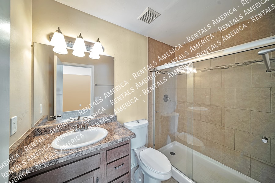 Building Photo - 1023 N Bedford Dr