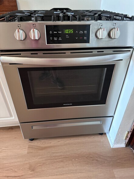 Stainless Steel stove - 1047 N California Ave