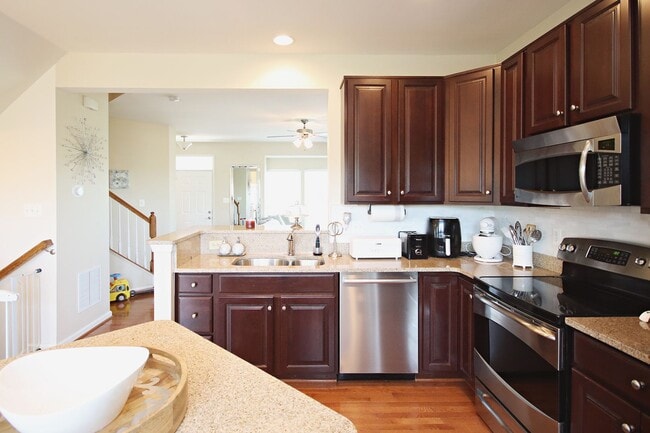 Building Photo - Small Pet-Friendly End-Unit Pantops Townhome