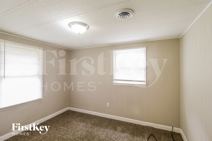 Building Photo - 1052 Adrian Cir SW