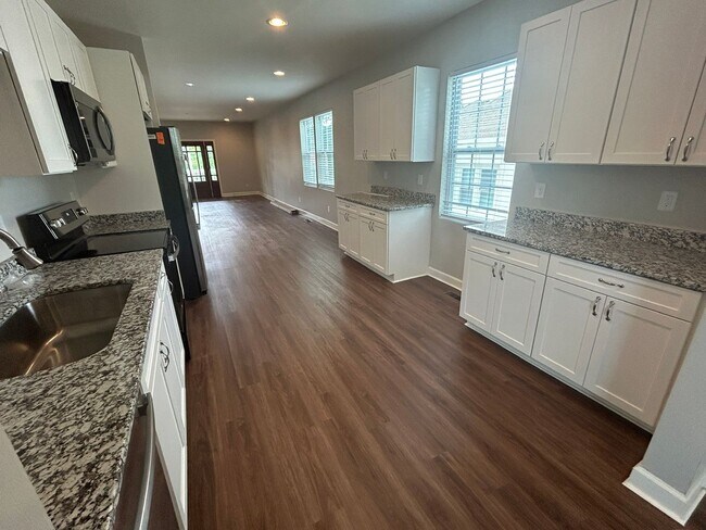 Building Photo - Newly Renovated Spacious 3 Bedroom w/ Full Appliance Package
