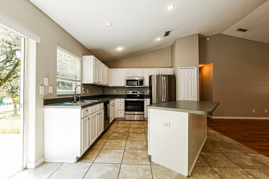 Building Photo - 1320 Rain Forest Ln