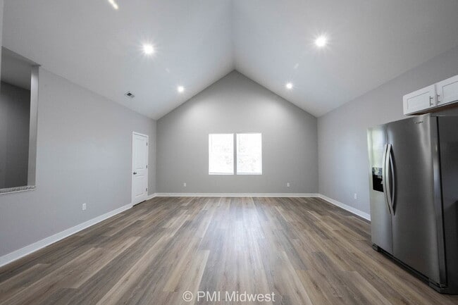 Building Photo - "Charming 3-Bedroom Duplex with 2 Full Baths in Prime Indianapolis Location!"
