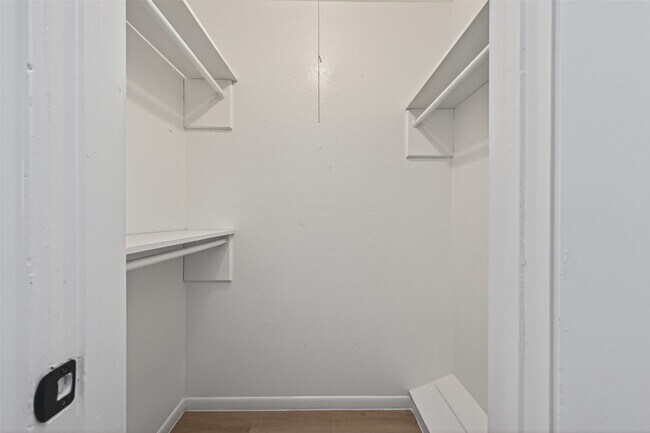 Building Photo - 427 Hollyvale Dr