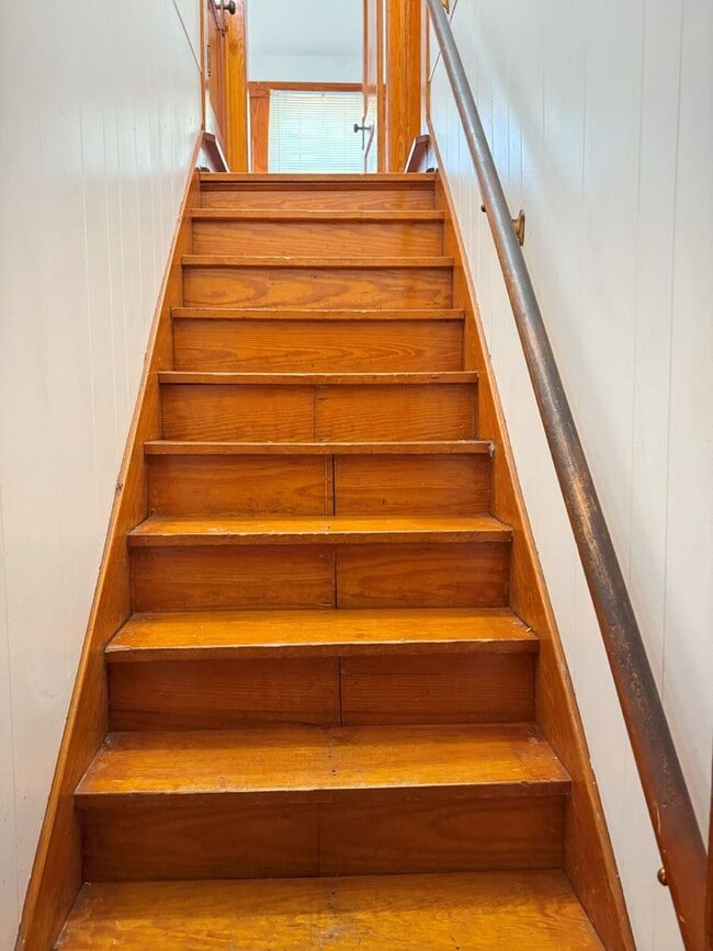 Building Photo - Charming 3 Bedroom Home with Hardwood Floo...