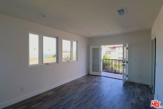 Building Photo - 776 W 25th St