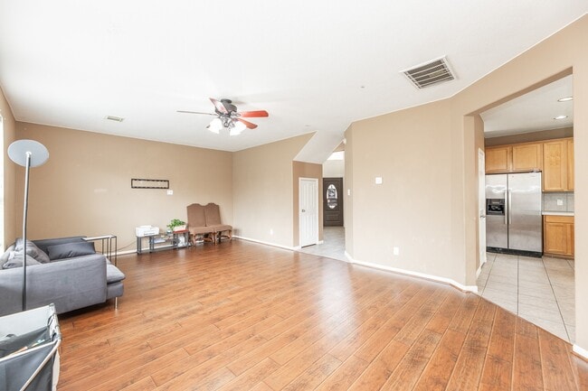 Building Photo - 6451 Applewood Forest Dr