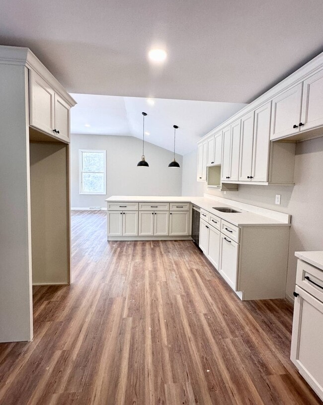 Building Photo - 521 Middleline Rd