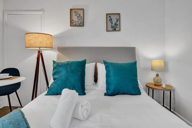 Building Photo - 335 Desoto St