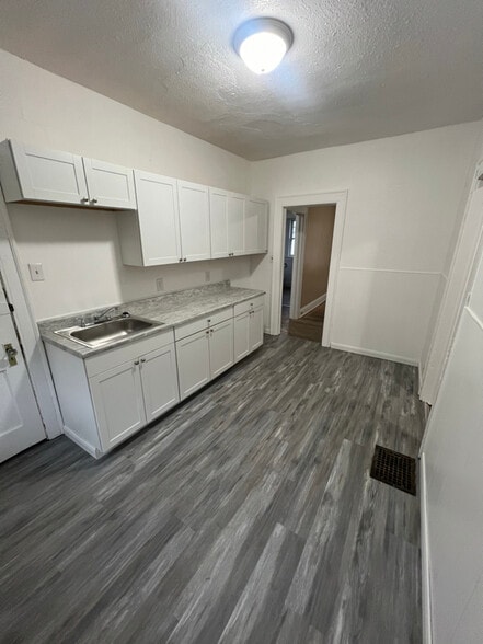 Building Photo - 10 Edglawn Ave