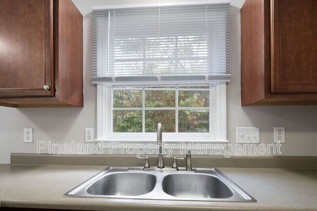 Building Photo - 320 Roundtree Dr