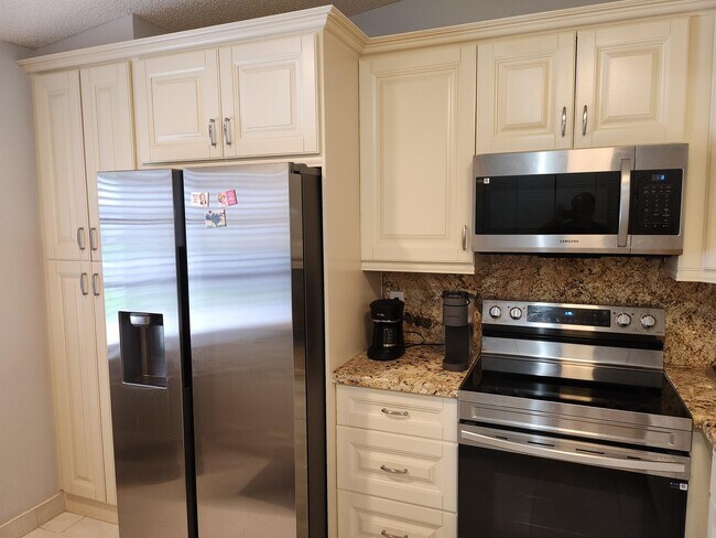 Building Photo - 8951 Sunnywood Pl