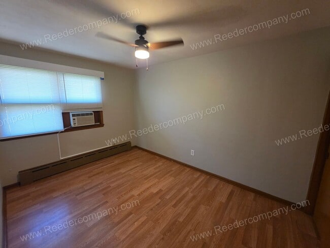 Building Photo - Spacious and updated 2 bedroom 1 bathroom Duplex