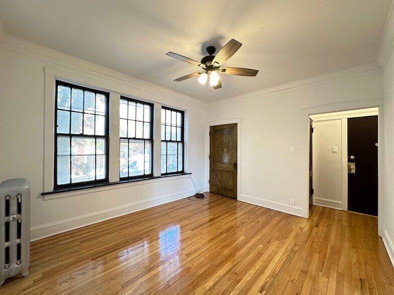 Building Photo - 2311 W Wilson Ave