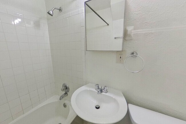 Building Photo - 3/1 Single Family Home in Linden!