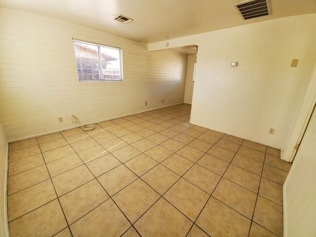 Building Photo - 1608-1610 W. Becker Lane