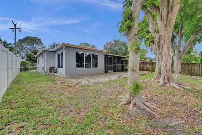 Building Photo - 924 N 30th Rd