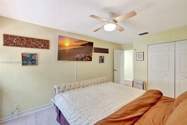 Building Photo - 10425 Bermuda Dr