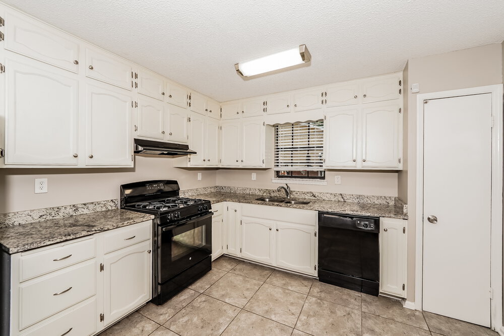 Building Photo - 5823 Willow Crest Dr