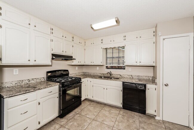 Building Photo - 5823 Willow Crest Dr