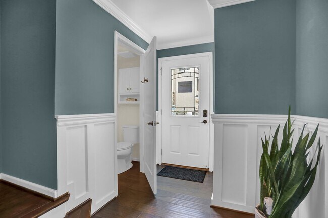 Building Photo - Stunning Townhome with Water Views!