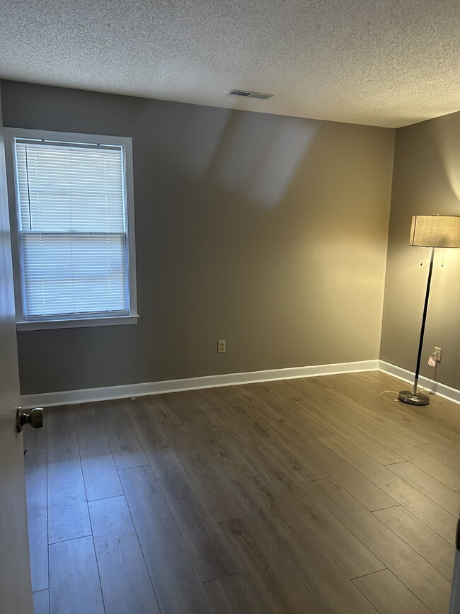 Building Photo - "Stylish 3-Bedroom First Floor Condo in Ke...