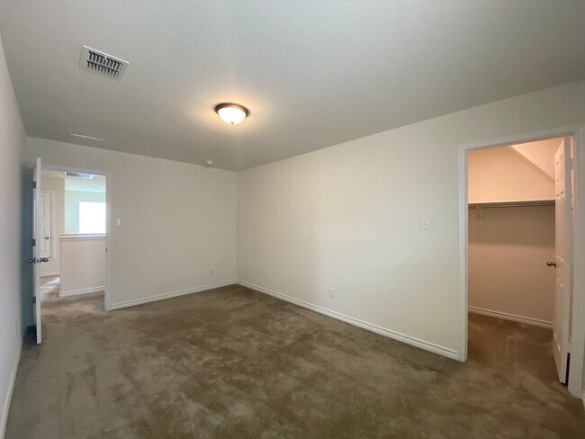 Building Photo - EDGEBROOK