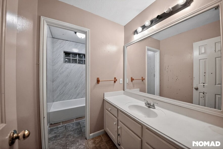 Building Photo - 1811 Quiet Hollow Dr