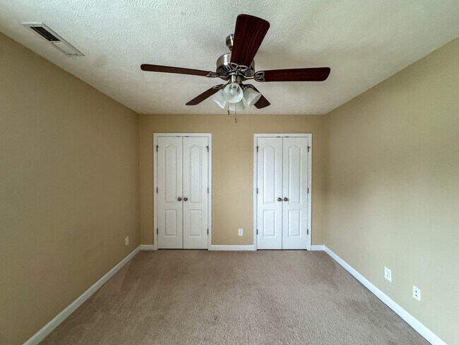 Building Photo - Gorgeous 3 Bed 2.5 Bath Home on Corner Lot