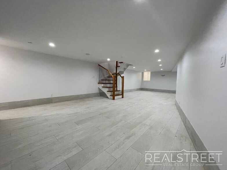 Building Photo - Stunning Brand New 1.5 Bed Duplex with Pri...