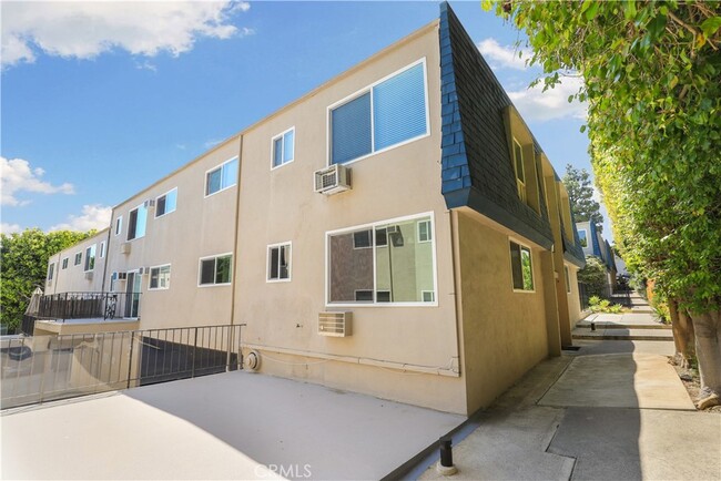 Building Photo - 972 Larrabee St