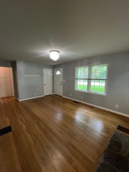 Building Photo - 697 Rosehill Rd