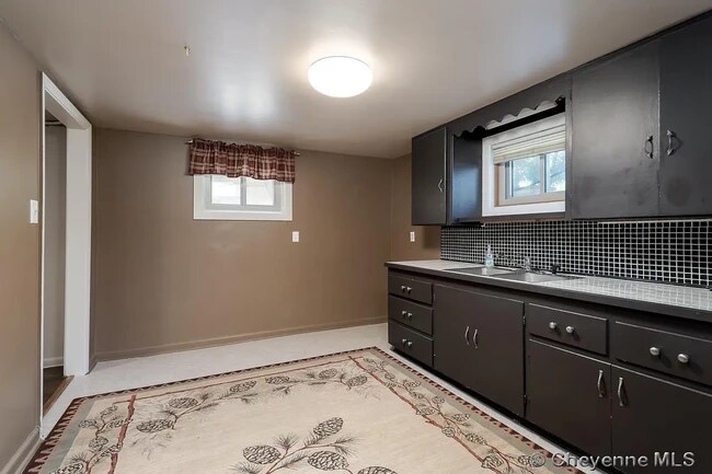 Building Photo - 400 E 5th St