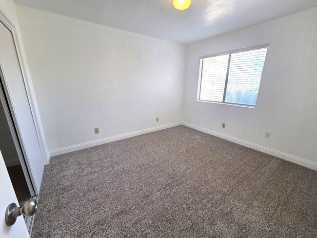 Building Photo - Beautiful 3 Bedroom 2 Bath Home on Large Corner Lot