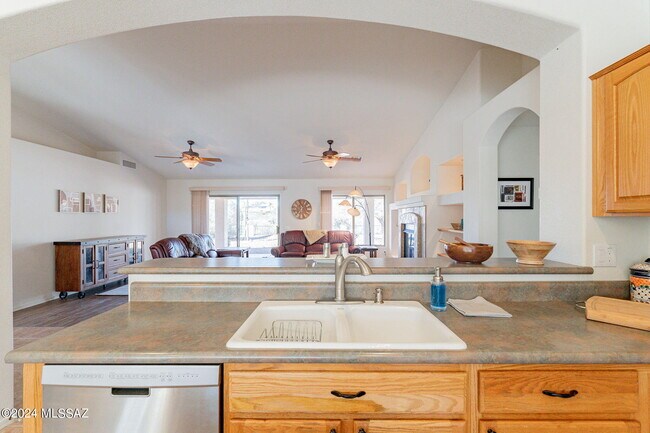 Building Photo - 36500 S Rock Crest Dr