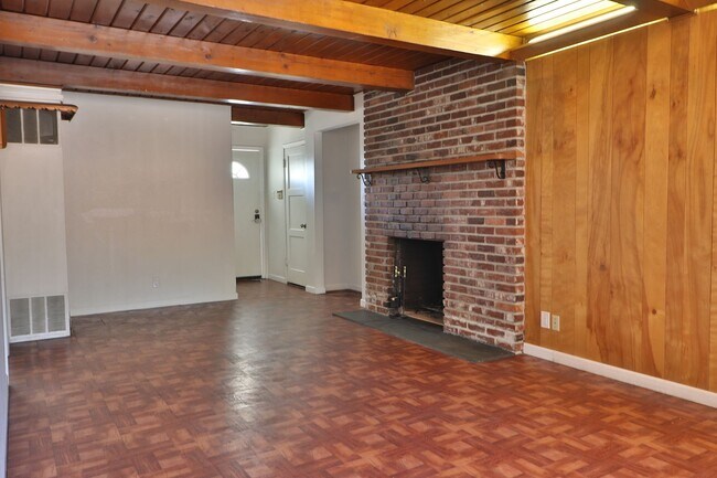 Building Photo - Roommate- Friendly 4 bedroom, 2 Bath Home Near UNR