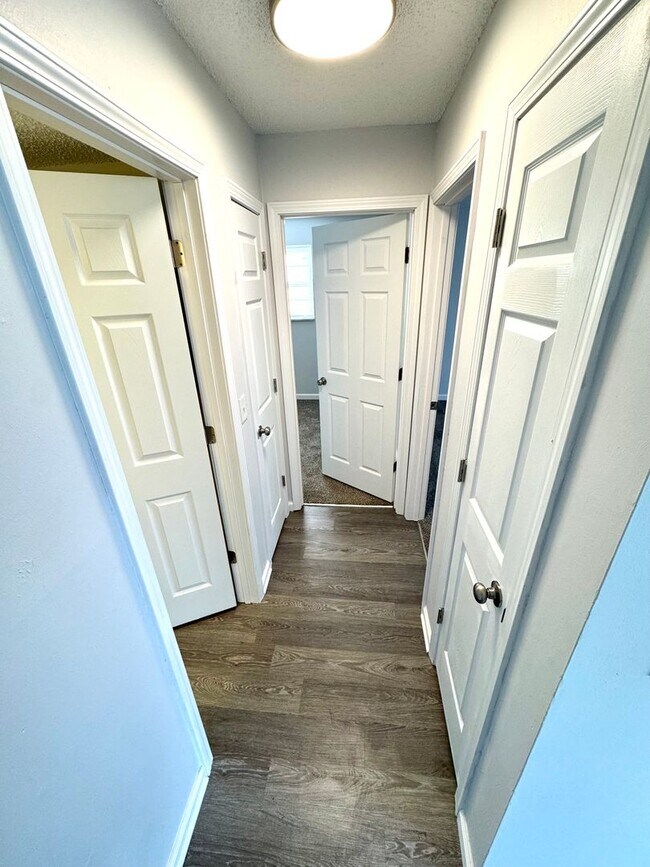 Building Photo - 2 Bedroom Apartments, Excellent Location!
