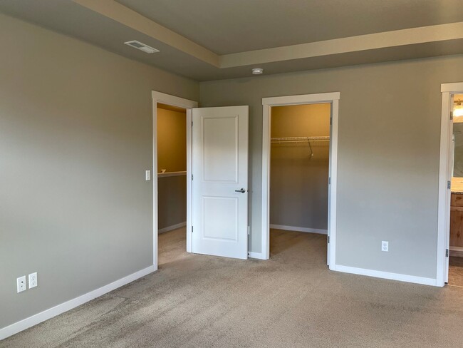 Building Photo - Goregous 3 Bedroom Home Ready for Hot Summ...