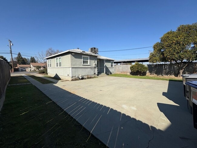 Building Photo - Cozy Home On Spacious Lot near Ballpark coming soon!