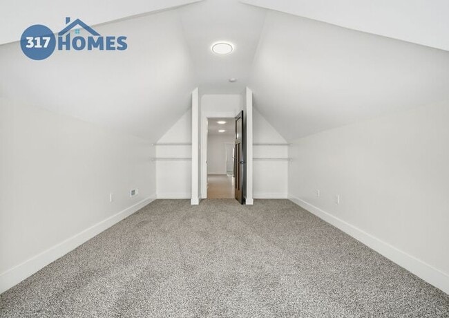 Building Photo - Modern Two Bedroom with Balcony in Holy Cross